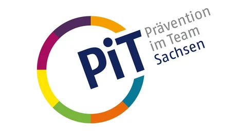 PIT, weißer Untergrund mit buntem Kreis darin steht PiT und rechts daneben Prävention im Team Sachsen