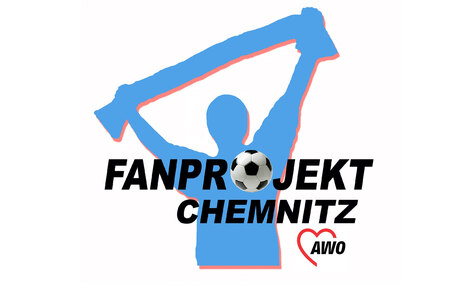 Im Hintergrund sieht man einen blauen Schatten mit hochgehobenen Armen und einem Schal. Davor steht "Fanprojekt Chemnitz", wobei der Buchstabe O durch einen Fußball ersetzt wurde.
