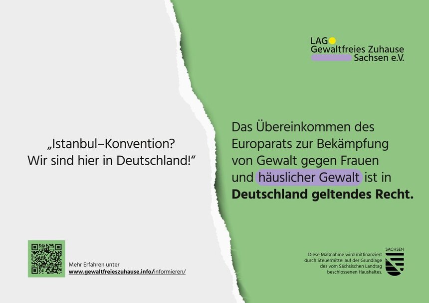 Das Bild zeigt eines der drei Plakate der Kampagne. Auf der linken Seite steht eine Ausgangsthese auf weißem Hintergrund, auf der rechten Seite die Antwort auf grünem Hintergrund. Unten links ist ein QR-Code für weitere Informationen zu sehen.