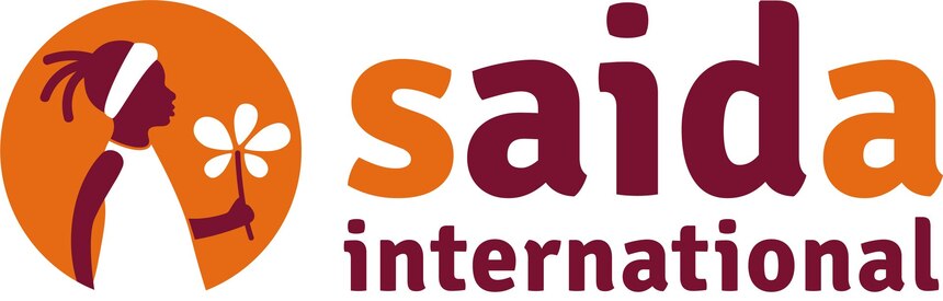 Logo von SAIDA International. Auf der linken Seite ist ein orangener Kreis, in dem man eine dunkelhäutige Person mit weißer Kleidung und einer Blume in der Hand sieht.