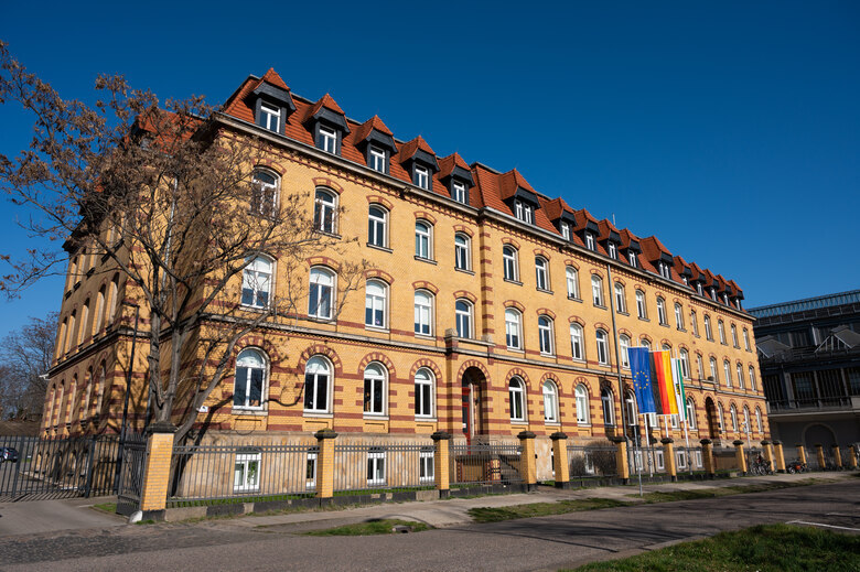 Auf dem Bild ist die Fassade des Justizministeriums auf der Hansastraße zu sehen.